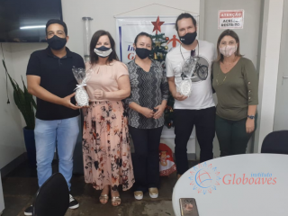 Univel recebe uma lembrança por parceria com o Instituto Globoaves